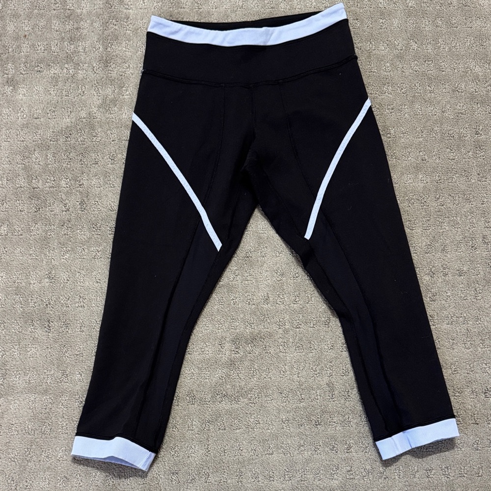 Women’s Lululemon Black Active Leggings with baby blue Trim, crop length size M